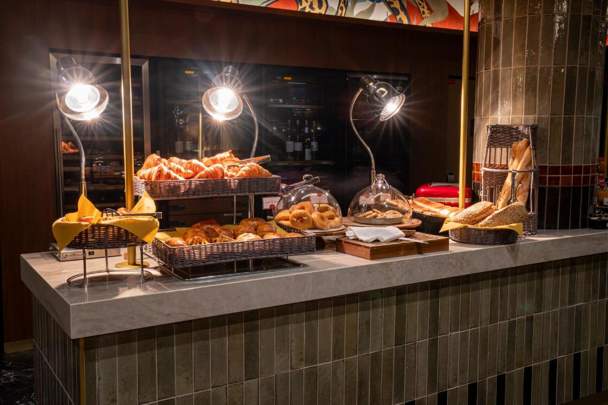 Voco Paris - Porte De Clichy By Ihg Екстериор снимка